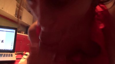 Uczennica obciąga kutasa swojemu bratu, gdy nikogo nie ma w domu